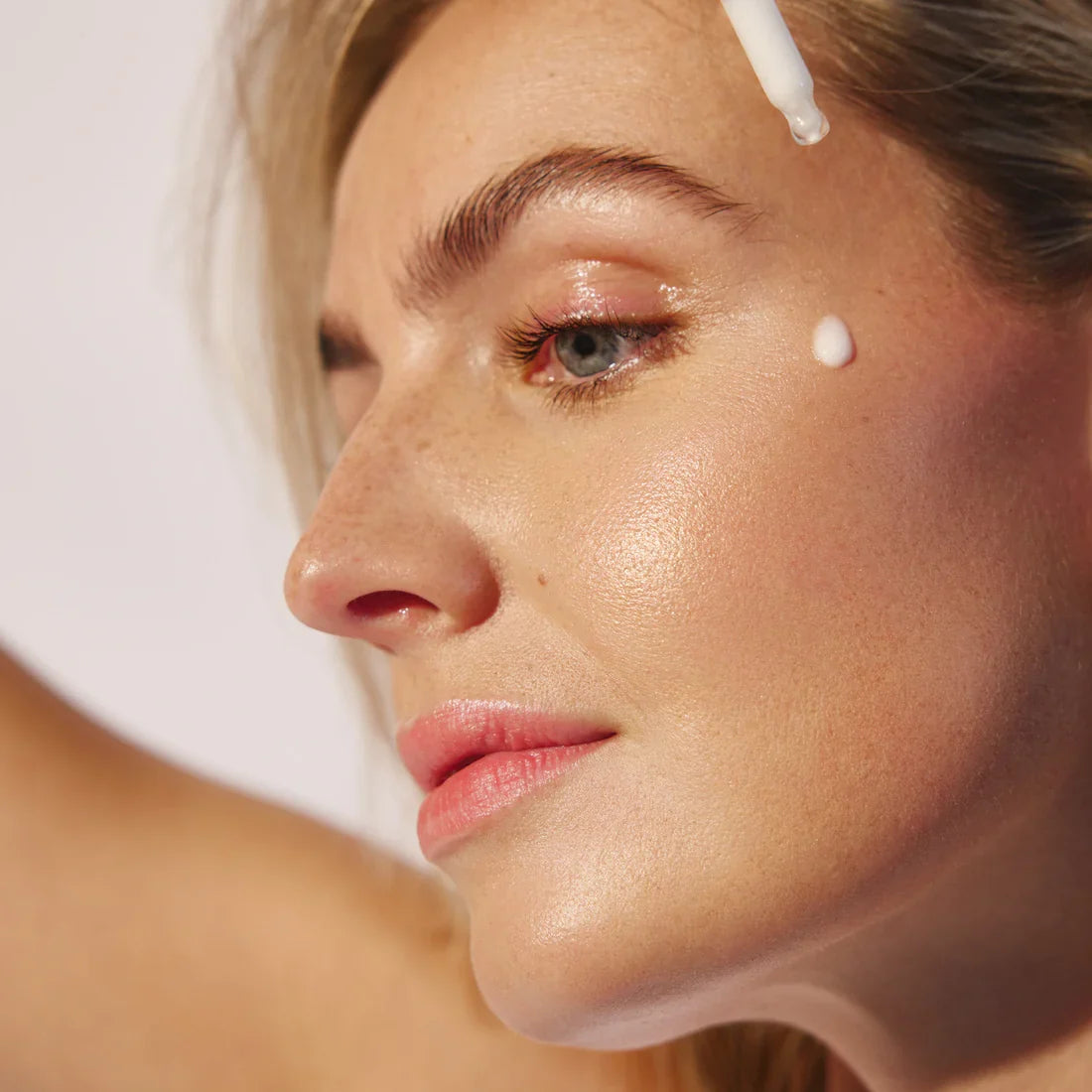 Vrouw brengt MAYEE BHA Powerhero serum aan op haar huid met een pipet