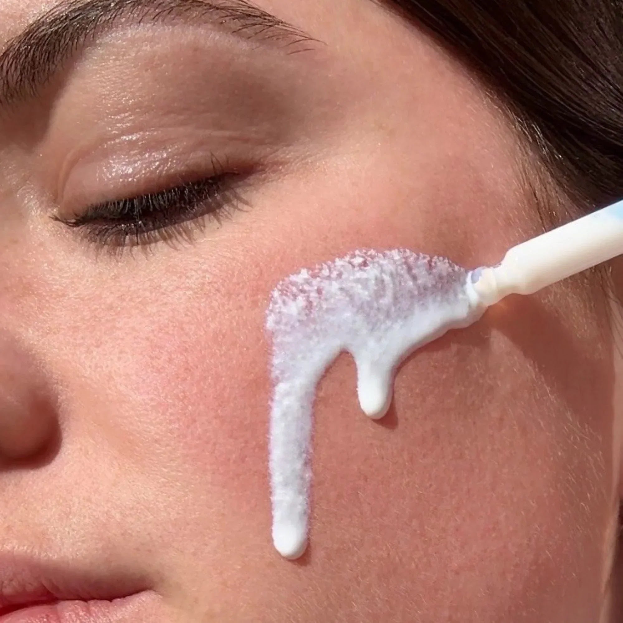 Skincare producten op badkamertafel, overzicht huidverzorging routine