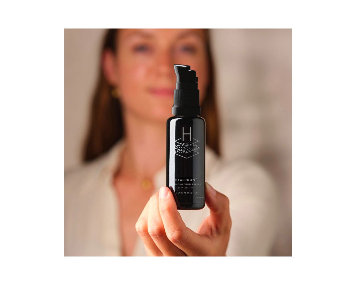 Hyaluronzuur serum voor intensieve hydratatie en een soepele, stralende huid