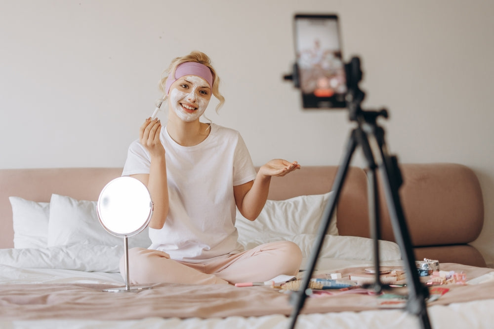 Tiener die skincare producten gebruikt – skincare voor kinderen en jongeren