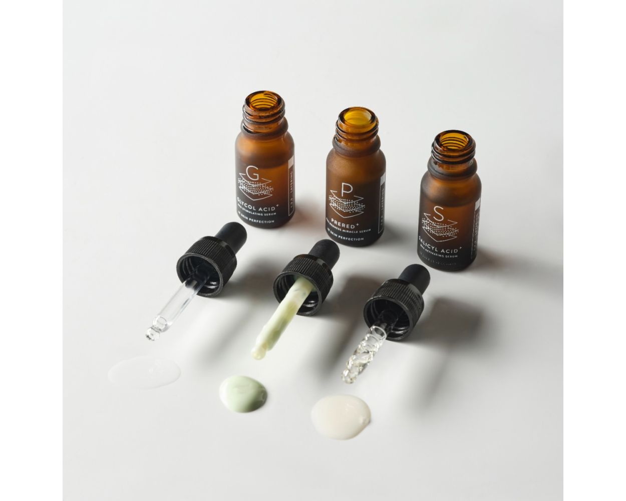 Vrouw bouwt skincare routine op met reiniger, serum en SPF voor een gezonde huid
