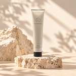 IK Skin Perfection SILK+ gezichtsreiniger in warme, natuurlijke studiosetting
