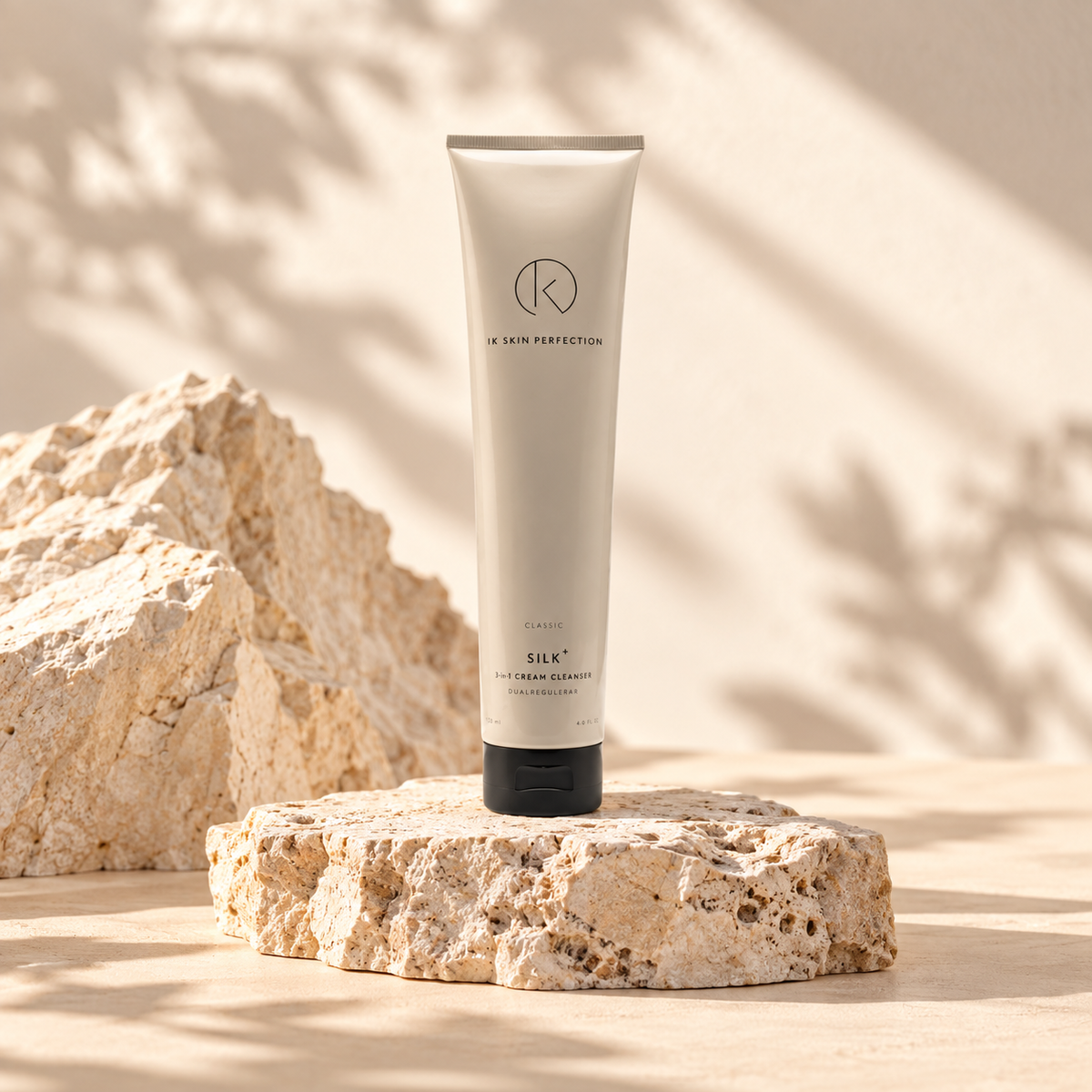 IK Skin Perfection SILK+ gezichtsreiniger in warme, natuurlijke studiosetting